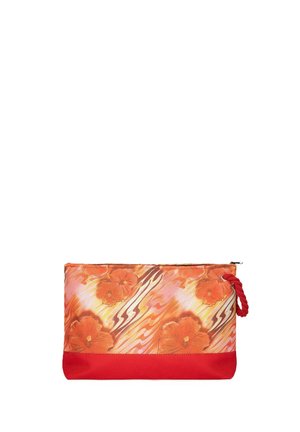 Borsetta rettangolare con zip con motivo floreale arancione, fondo rosso e tiralampo in corda rossa su sfondo bianco.