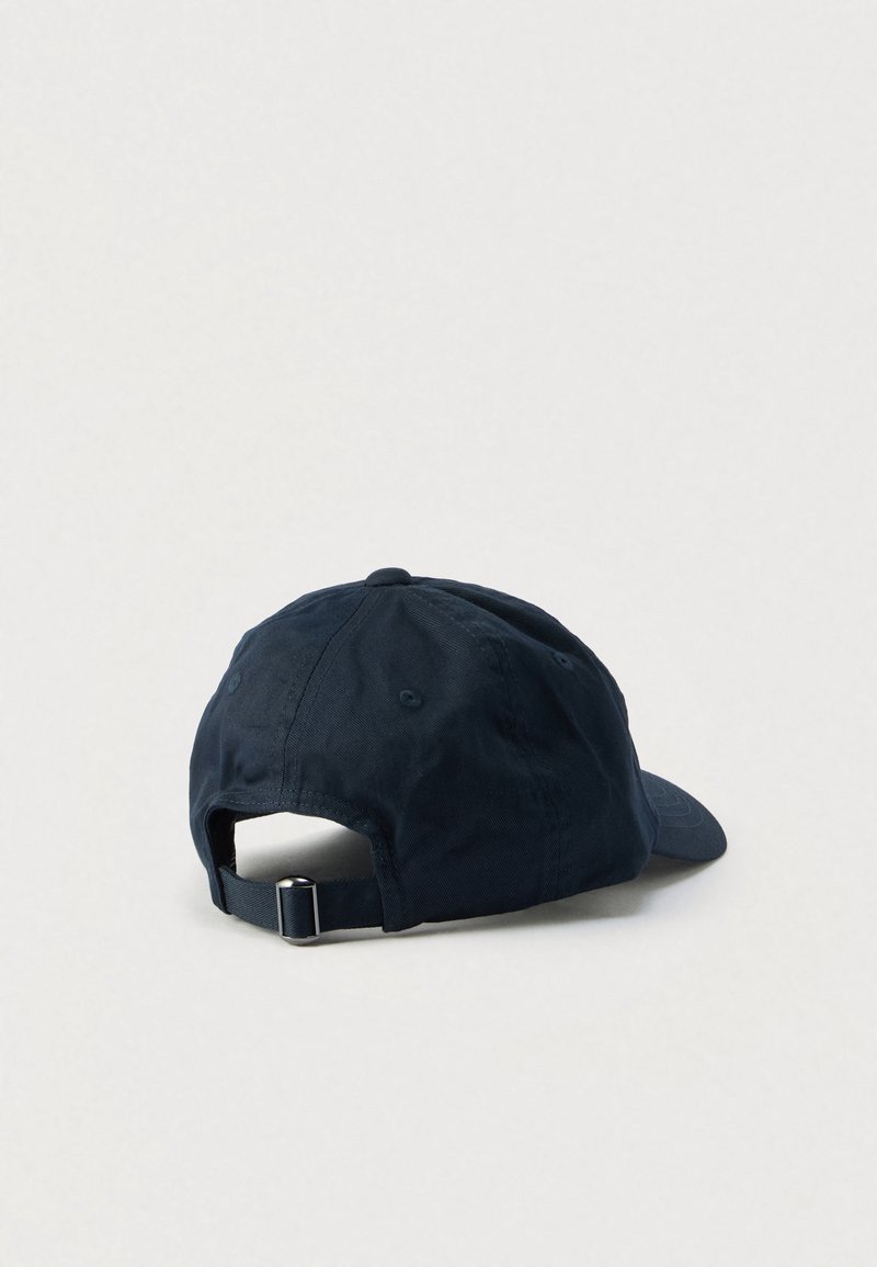 Gorra de béisbol azul marino hecha de algodón, con visera curva, correa ajustable en la parte trasera y orificios de ventilación en los costados.