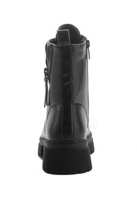 Stivale alla caviglia in faux leather nero con suola in gomma spessa, chiusura con zip sul retro, linguetta e dettagli texturizzati sul retro.