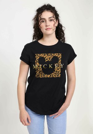 Černé tričko s leopardím potiskem v obdélníkovém tvaru, na kterém je silueta Mickey Mouse a zlatý nápis "MICKEY". Krátké ohrnuté rukávy a uvolněný střih.