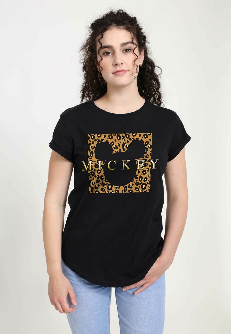 Svart t-shirt med en leopardmönstrad fyrkant som har en Mickey Mouse-silhuett och texten "MICKEY" i guld. Kort uppvikt ärm och avslappnad passform.