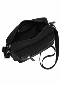 Borsa a tracolla nera con esterno testurizzato, dotata di scomparto principale con zip e di un ulteriore tasca frontale. Incluso un cinturino regolabile.