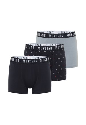 Drei Herrenboxershorts in Schwarz, Schwarz mit kleinen weißen und roten Mustern sowie einfarbigem Grau, alle mit schwarzen Bund mit der Marke "Mustang.".