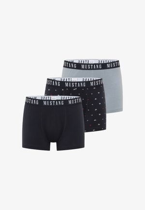 Drei Herrenboxershorts in Schwarz, Schwarz mit kleinen weißen und roten Mustern sowie einfarbigem Grau, alle mit schwarzen Bund mit der Marke "Mustang.".