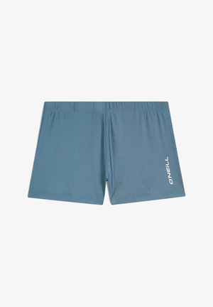 Modré športové šortky vyrobené z hladkej, elastickej tkaniny, s elastickým pásom a bielym logom na prednej pravej strane.