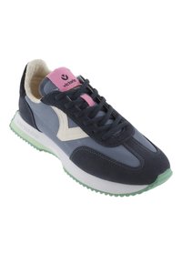 Sneaker blu navy con parte superiore in suede e mesh, dettagli crema, etichetta rosa sulla linguetta, intersuola bianca e suola in gomma verde.