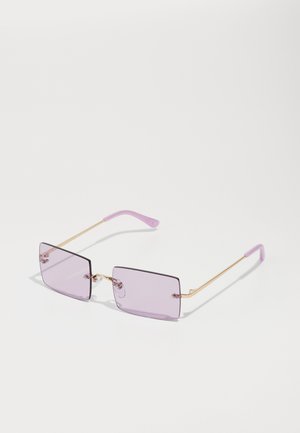 Occhiali da sole rettangolari con una tonalità viola, dotati di una sottile montatura in metallo dorato. Presentano il supporto per il naso trasparente e punte delle tempie in plastica viola chiaro.