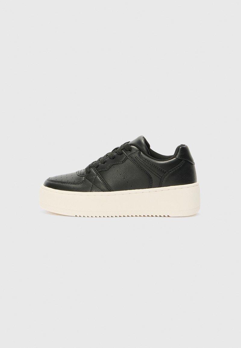 Svart lær sneakers med en jevn tekstur, tykk kremfarget såle, rund tå og klassisk snøring. Subtile sømdetaljer.