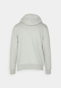 Grå hættetrøje med et blødt, struktureret stof. Har en hætte, lange ærmer og ribbet kant ved ærmer og forneden. Ingen synlige logoer eller mønstre.