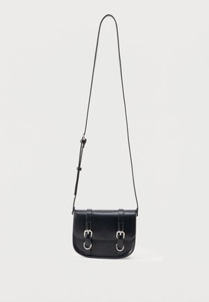 Geantă neagră din piele, tip crossbody, cu curea ajustabilă și două închizători argintii cu cataramă pe clapeta din față, pe fundal alb.