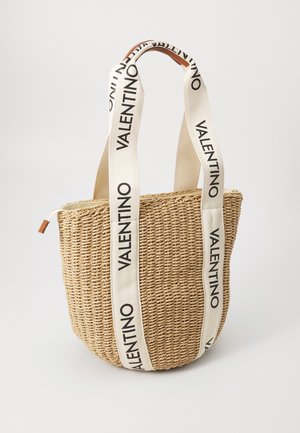 Geflochtene Strohtasche mit zwei weißen Trägern, auf denen "VALENTINO" in Schwarz aufgedruckt ist. Runde Form mit Reißverschluss und sandfarbenen Akzenten.