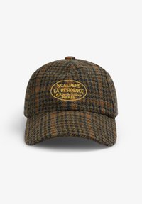 Gorra de lana con un patrón a cuadros en tonos verdes, marrones y naranjas. Presenta un parche con logo bordado y visera curvada. Ojales para ventilación.