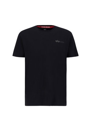 T-shirt en coton noir, à manches courtes, col rond, avec un logo subtil sur la poitrine et une étiquette rouge le long de l'encolure. Texture lisse.