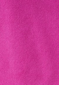 Tissu en microfibre rose vif avec une texture douce et bouclée, couramment utilisé pour les chiffons ou serviettes de nettoyage.