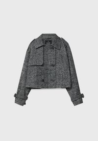 Veste courte gris chevrons avec boutons croisés, col large et bretelles ajustables sur manches longues sur fond clair.