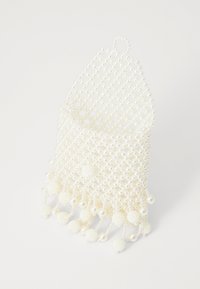 Hvit perleveske med et diamantlattice-design, perleakenter og frynsete bunn, laget av små perler.