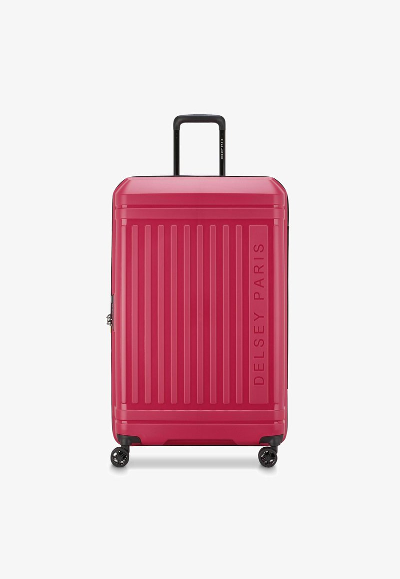 Valise rigide de couleur rose vif, dotée de rainures verticales, d'une poignée rétractable et de quatre roues pour la mobilité. Marquage à l'avant.