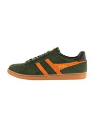 Sneaker verde in suede con dettagli arancioni e neri, dotato di un design con lacci, suola in gomma e dettaglio del logo sul lato.