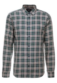 Lichtgrijze blouse met een groen en oranje geruit patroon, lange mouwen, puntige kraag en blauwe knopen. Gemaakt van een katoenmix.
