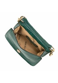 Sac en cuir texturé crocodile vert avec quincaillerie dorée, ouvert pour révéler une doublure intérieure en tissu beige imprimée du texte "WITTCHEN".