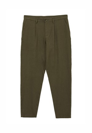 Pantaloni in lino verde oliva con pieghe frontali, tasche laterali e chiusura con bottone. Design a gamba tapered con una texture morbida.