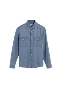 Camisa de denim en azul claro con mangas largas, cierre de botones, dos bolsillos en el pecho y cuello puntiagudo. Textura suave con costuras visibles.
