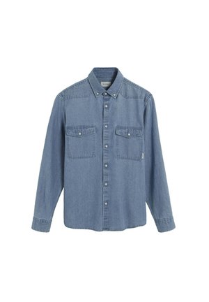 Chemise en denim bleu clair avec des manches longues, devant à boutons, deux poches poitrine et un col pointu. Texture lisse avec des détails de couture visibles.
