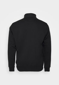 Zwarte sweatshirt met een hoge kraag, lange mouwen en geribde manchetten. Gladde textuur, eenvoudig ontwerp, zonder zichtbare versieringen of patronen.