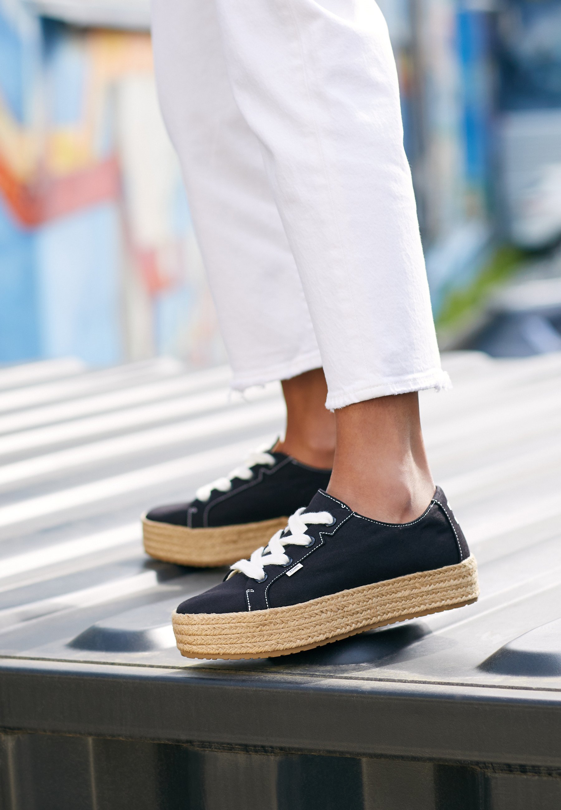 TOMS CASSIAH VEGAN - Zapatos con cordones - black/negro - Zalando.es