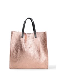 Metaalkleurige roségouden totebag met een zachte textuur, voorzien van twee zwarte handvatten en een open ontwerp. Geen zichtbare hardware of patronen.