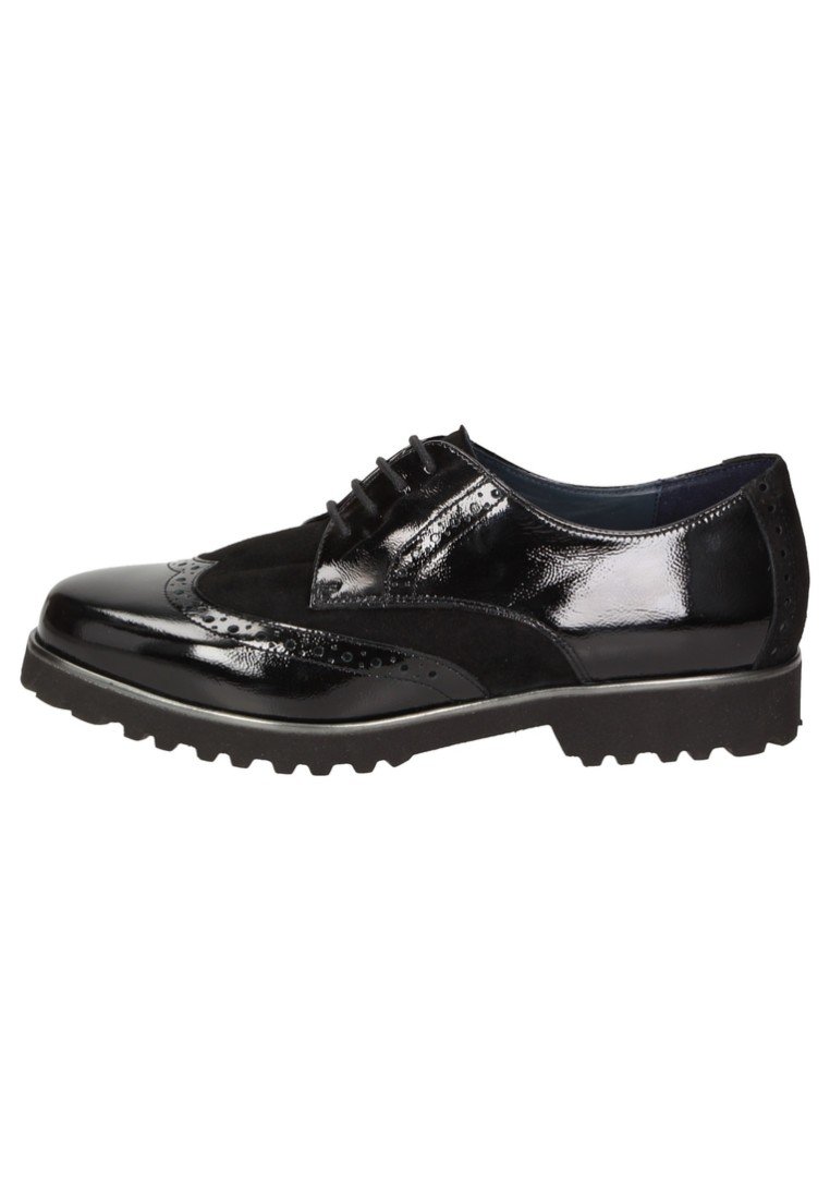 Zwarte brogue schoenen met een glanzende leren afwerking en suede accenten. Voorzien van een vetersluiting en een robuuste rubberen zool voor grip.