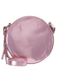 Bolso cruzado redondo de color rosa metálico con una textura suave, cierre de cremallera y correa ajustable. No presenta embellishments adicionales.