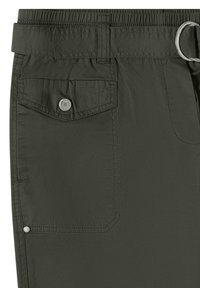 Détail d’un pantalon cargo vert olive montrant une poche à rabat avec bouton-pression, une passants de ceinture et une ceinture avec anneau en D argenté à la taille.