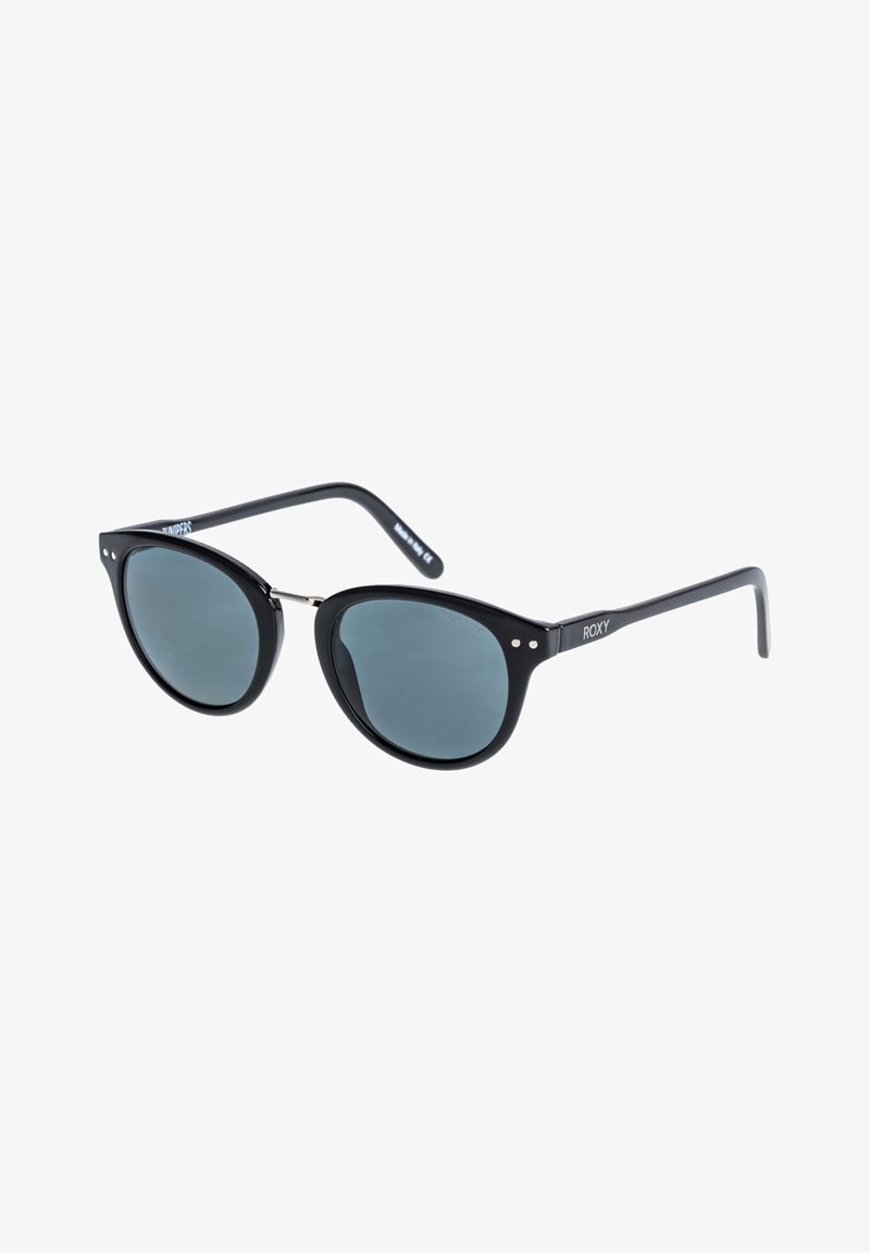 Lunettes de soleil en plastique noir avec une forme ovale de style œil de chat et des lentilles polarisées grises. Comprend des accents en métal argenté et un logo de marque sur la branche.