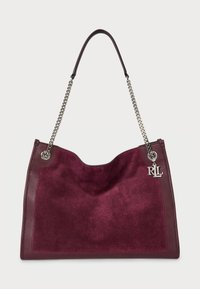 Bordeaux ruskind taske med læderdetaljer, bred åbning, sølvfarvet kædetræk og logocharms. Glat tekstur og moderne design.