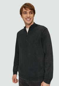 Heren zwart quarter-zip sweater, gemaakt van zachte stof. Kenmerkt zich door een geribbelde kraag en manchetten, met een relaxte pasvorm en minimalistische stikseldetails.
