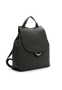 Mochila de piel negra con una superficie texturizada, cierre con solapa, acento metálico redondo y doble correa de hombro para mayor versatilidad.