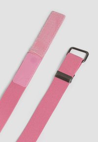 Roze nylon riem met een gestructureerd oppervlak, een klittenbandsluiting en een metalen gesp. Het ontwerp is eenvoudig en functioneel zonder extra accenten.