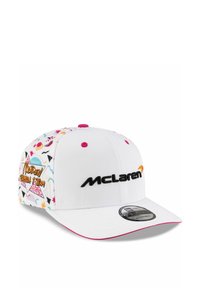 Biała czapka z kolorowymi grafikami i wzorami, logo haftowane na czarno, różowe akcenty na daszku oraz regulowany design snapback.