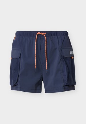 Μπλε ναυτικό μαγιό βερμούδα με ελαστική μέση, πορτοκαλί κορδόνι και δίχτυ σε πλαϊνές τσέπες με κλεισίματα με καπάκι.