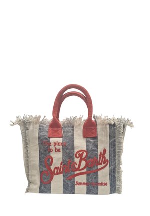 Borsa a righe beige e blu navy con bordi sfrangiati, manici rossi e testo rosso con la scritta "The place to be Saint Barth Summer Paradise."