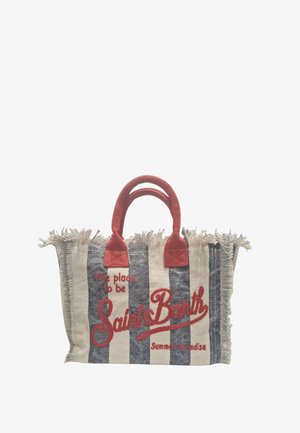 Paski beżowo-granatowa torba typu tote z frędzlami na krawędziach, czerwonymi uchwytami i czerwonym napisem "The place to be Saint Barth Summer Paradise."
