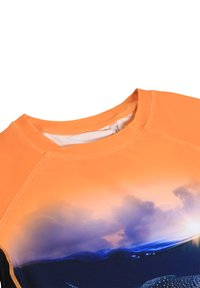 Maglietta a maniche corte arancione da surf con un vibrante gradiente che si trasforma in una scena oceanica blu, texture liscia e cuciture piatte per il comfort.