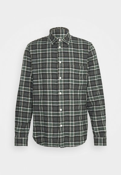 Grøn og sort ternet flannel skjorte med lange ærmer, knap-ned krave og en brystlomme. Har hvide knapper og et struktureret stof.
