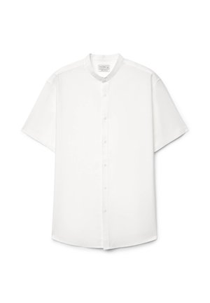 Weiße Kurzarm-Bluse mit Stehkragen, sieben Knöpfen und glattem Stoff, flach auf weißem Hintergrund ausgelegt.