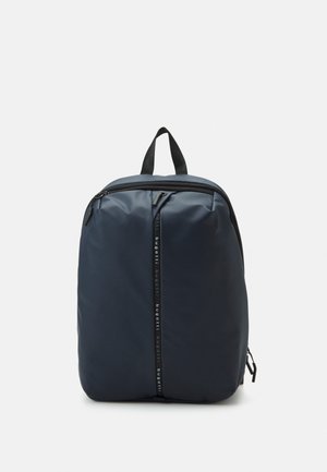 Sac à dos bleu marine en tissu durable, avec un design épuré, une poignet supérieure et une fermeture éclair centrale avec des détails de logo.
