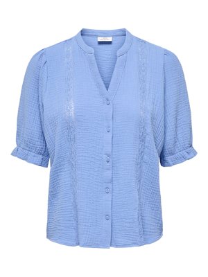 Jasnoniebieska bluzka z krótkim rękawem, zapinana na guziki z przodu, wykonana z fakturowanej tkaniny, z pionowymi koronkowymi panelami, mankietami na rękawach i małym stójkowym kołnierzem.