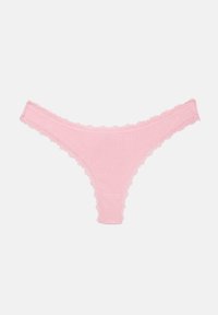 Jasnoróżowe stringi z koronkową lamówką i subtelną pionową teksturą w paski, prezentowane na białym tle.