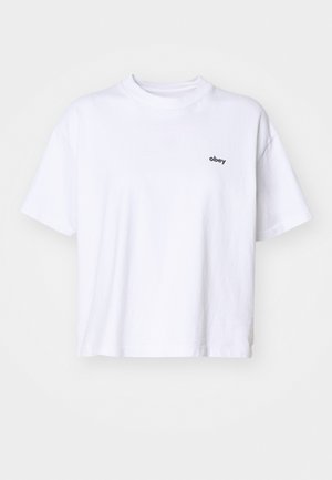 Fehér pamut póló rövid ujjakkal és kerek nyakkivágással. A bal mellrészen található egy kis fekete "obey" logó.