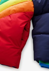 Nafukovacia bunda s multicolor dizajnom; obsahuje červené, oranžové, žlté, zelené panely a námorníckomodrú rukáv. Hladký povrch.